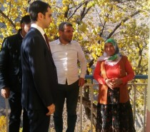 Kale Kaymakamı Mehmet Güder, şehit er Erdal Erdoğan’ın ailesini ziyaret etti