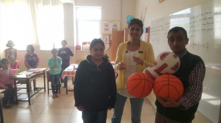 Tuzla Farabi İlkokulu ve Maltepe Altay Çeşme İlkokulu öğretmen ve öğrencileri, Kale ilçesindeki okullara kitap, kırtasiye, kıyafet ve spor malzemesi yardımında bulundu